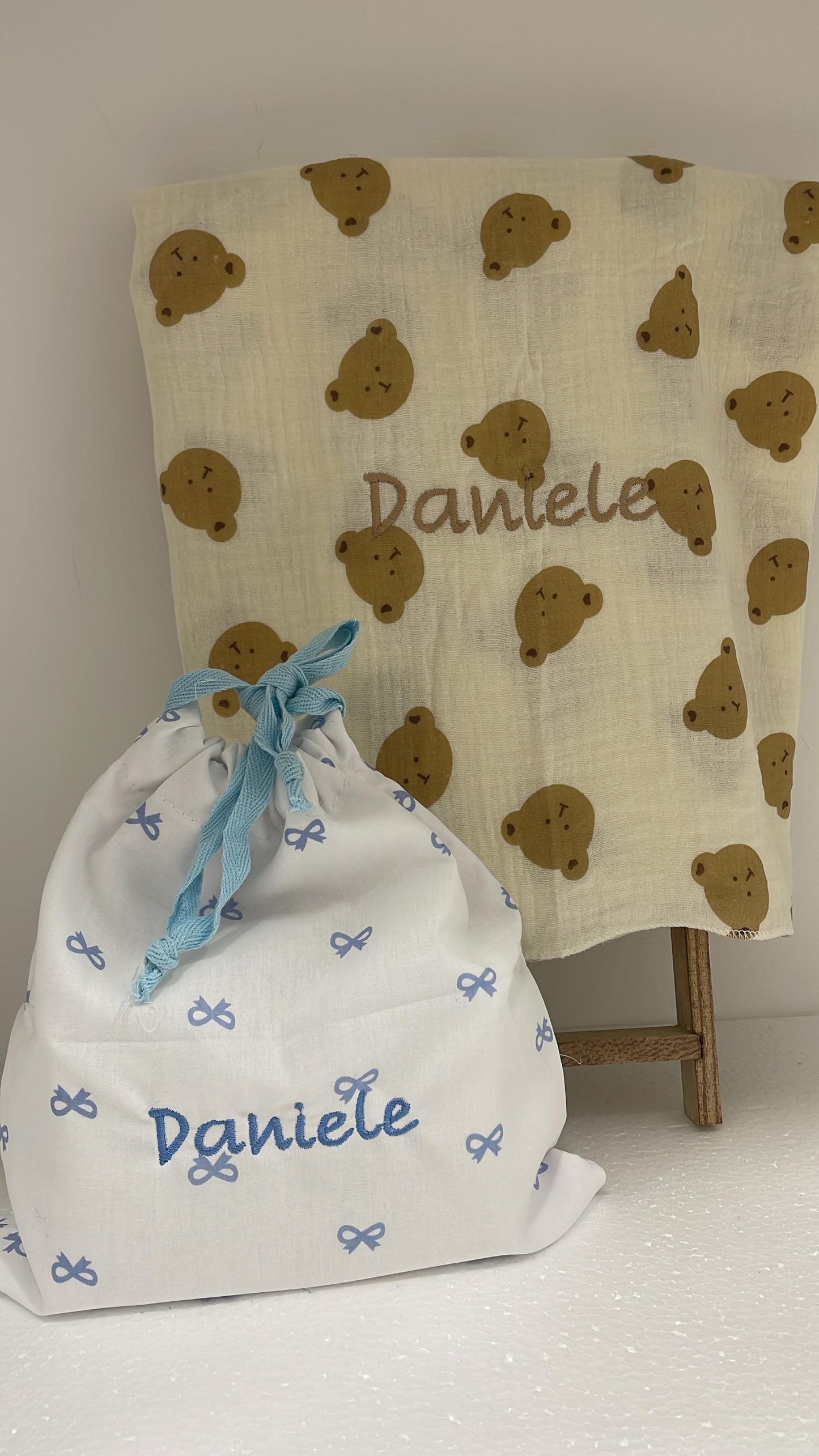 Set Neonati (Sacchetto + Bavaglino) + Ricamo personalizzato